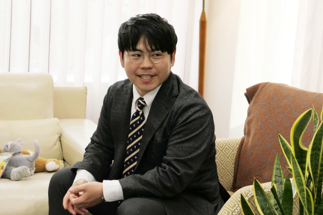 育児休暇を取る経緯を話す男性スタッフ（Yパパ）