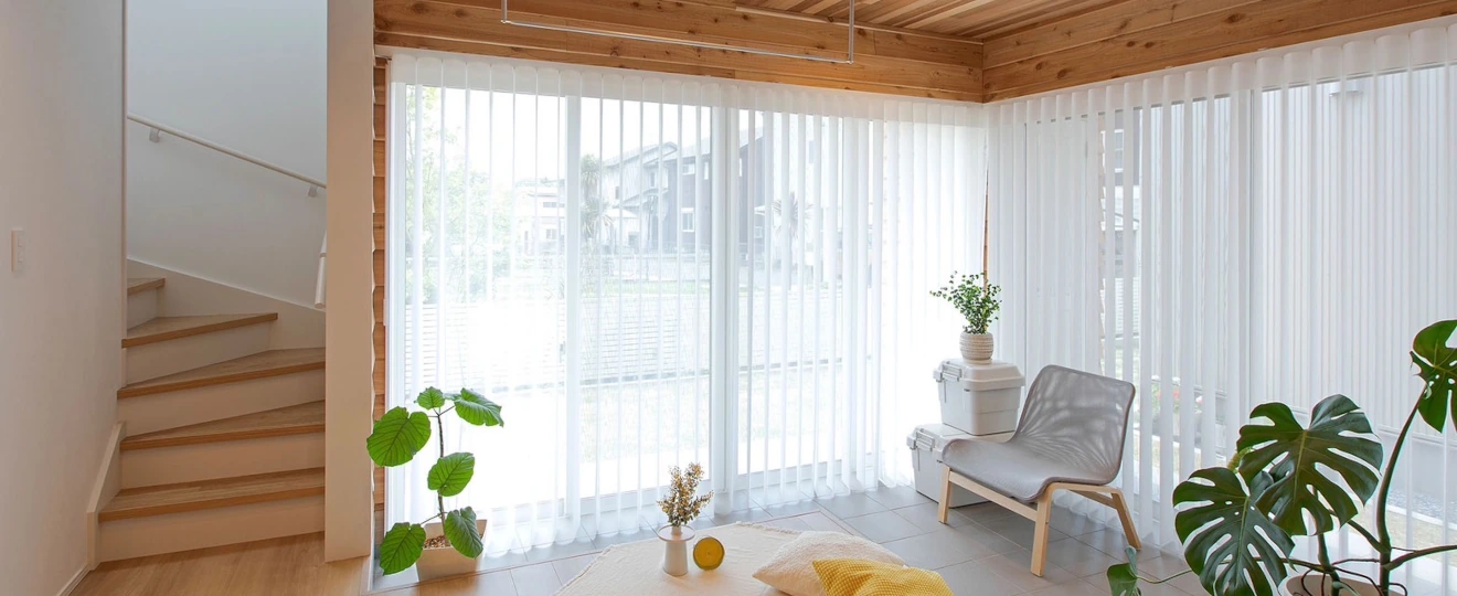 大開口のL字窓に白いスマートドレープシェード