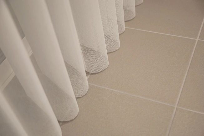 スマートドレープシェードの裾の近接画像