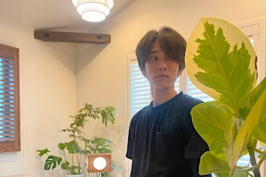 ウッドシャッターの前に立つNORMAN🄬の男性スタッフ