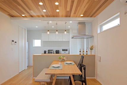 キッチンをダイニング側から見たカット