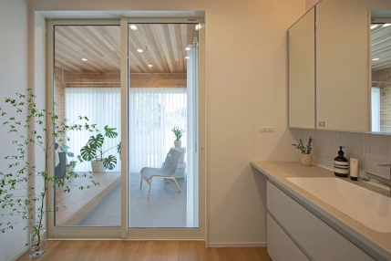 玄関から見たリビングの様子